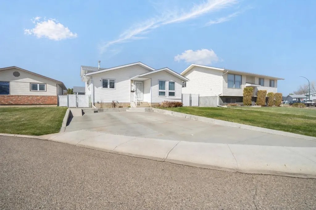 10 Rossmere Place SE Medicine Hat AB T1B2L6