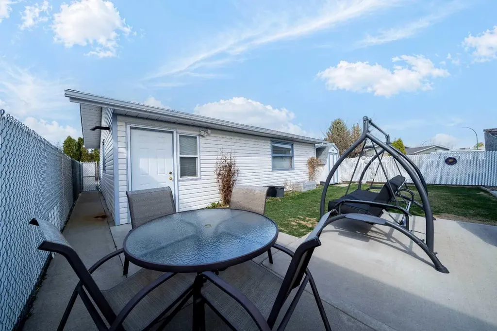 10 Rossmere Place SE Medicine Hat AB T1B2L6
