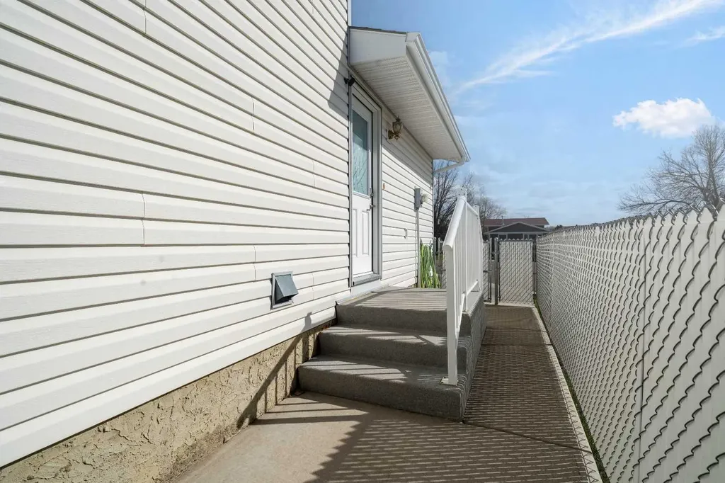 10 Rossmere Place SE Medicine Hat AB T1B2L6