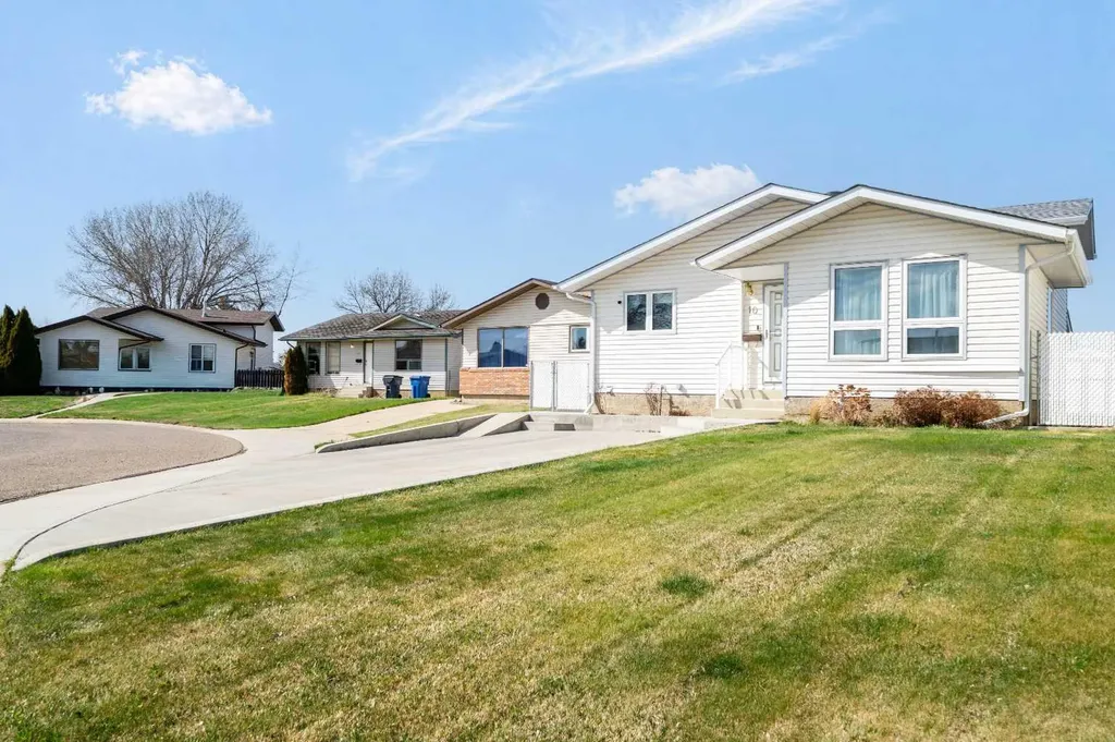 10 Rossmere Place SE Medicine Hat AB T1B2L6