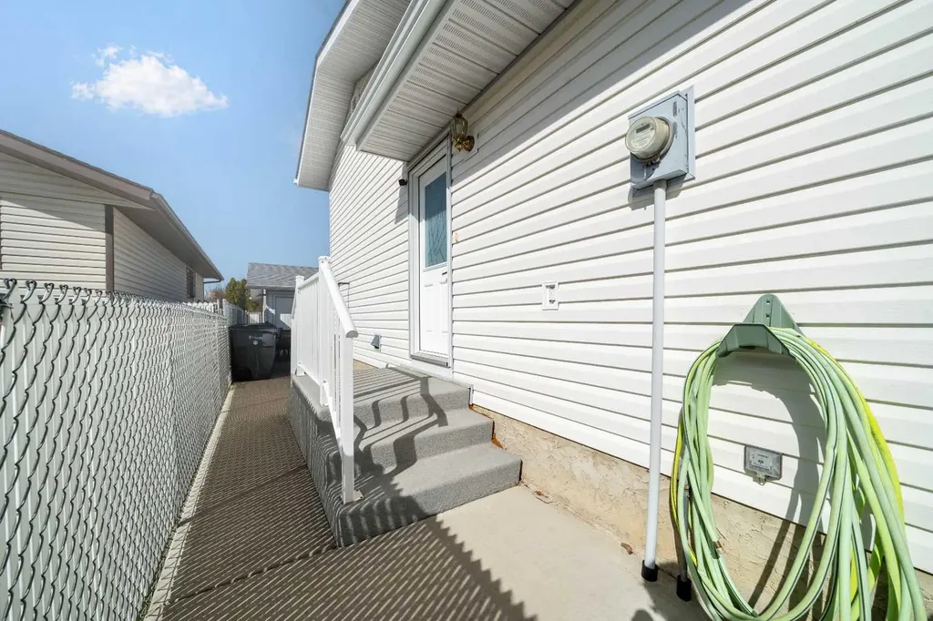 10 Rossmere Place SE Medicine Hat AB T1B2L6