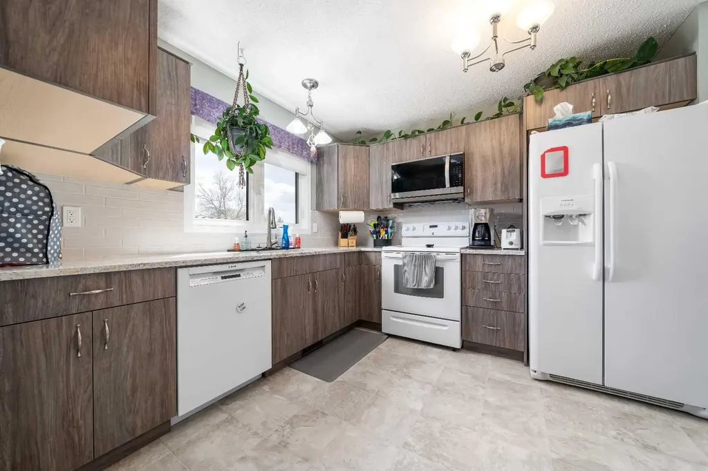 10 Rossmere Place SE Medicine Hat AB T1B2L6