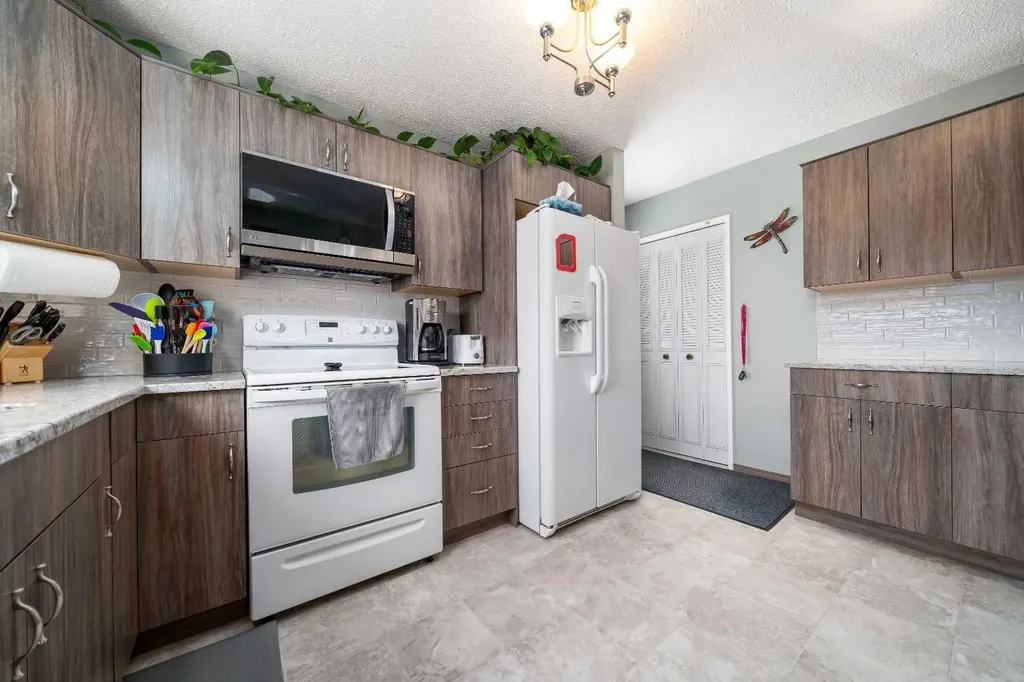 10 Rossmere Place SE Medicine Hat AB T1B2L6