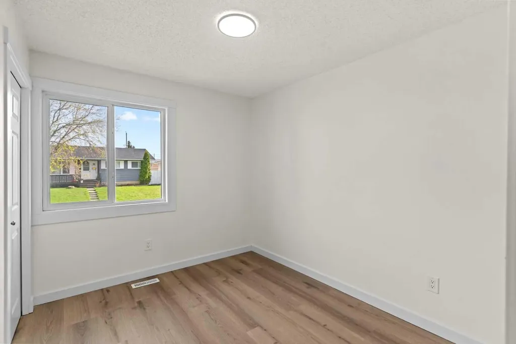 924 Pensdale Crescent SE Calgary AB T2A 2G1