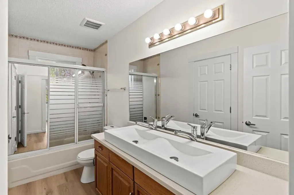 924 Pensdale Crescent SE Calgary AB T2A 2G1