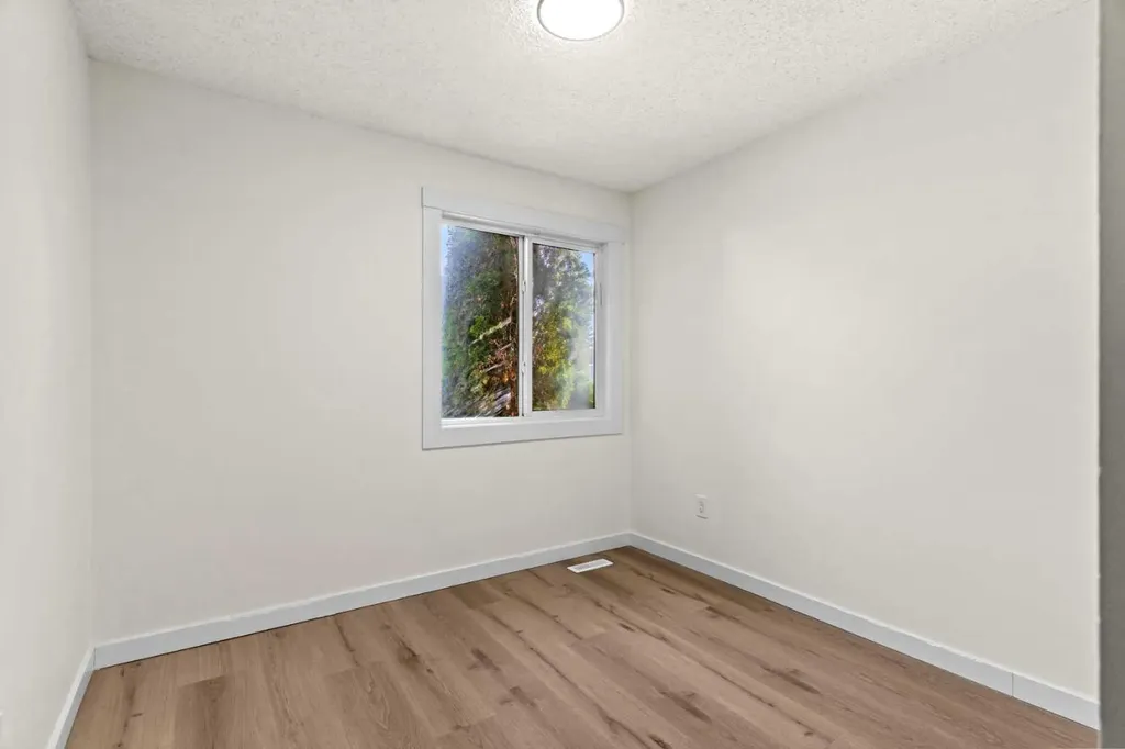 924 Pensdale Crescent SE Calgary AB T2A 2G1