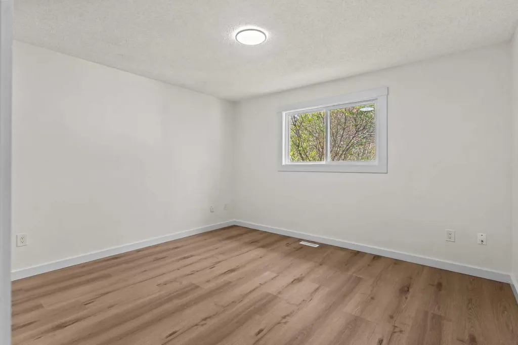 924 Pensdale Crescent SE Calgary AB T2A 2G1