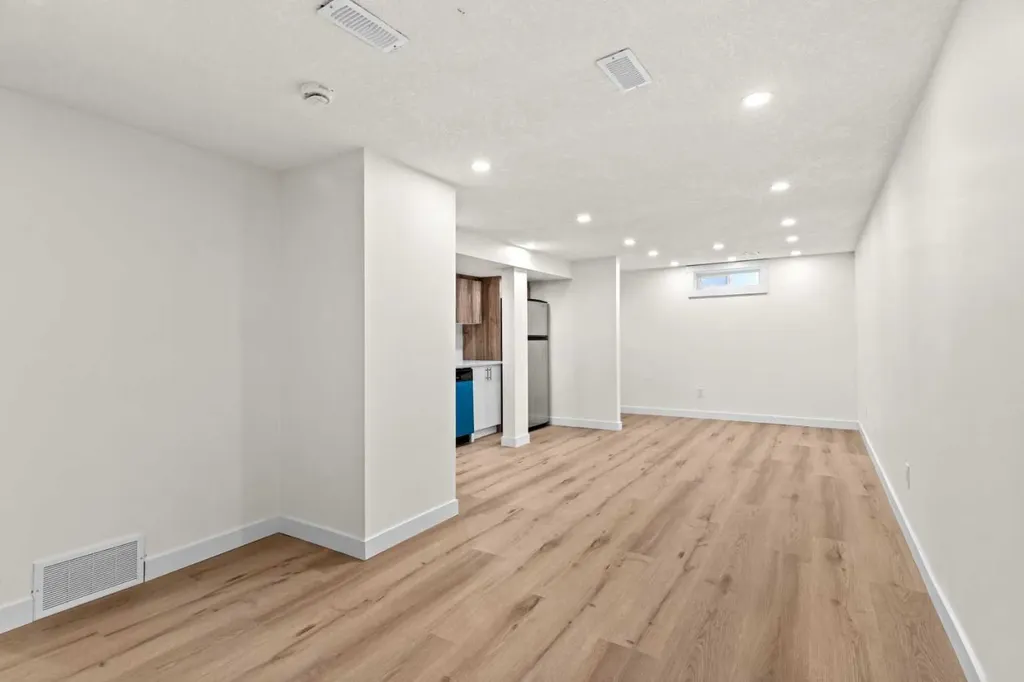 924 Pensdale Crescent SE Calgary AB T2A 2G1