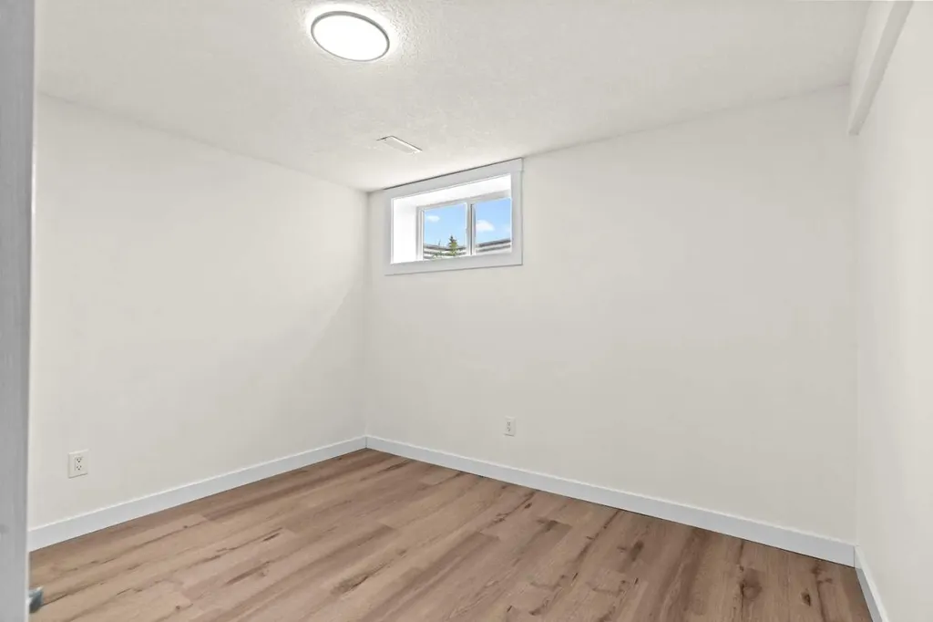 924 Pensdale Crescent SE Calgary AB T2A 2G1