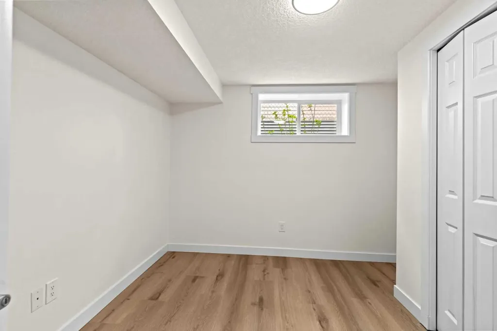 924 Pensdale Crescent SE Calgary AB T2A 2G1
