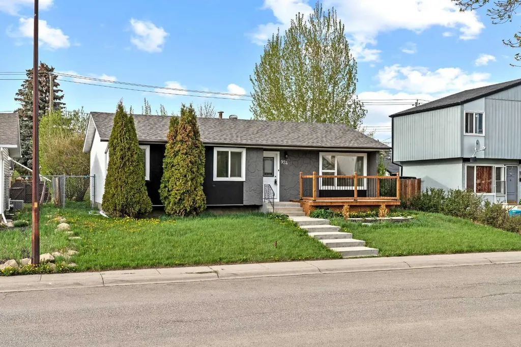 924 Pensdale Crescent SE Calgary AB T2A 2G1