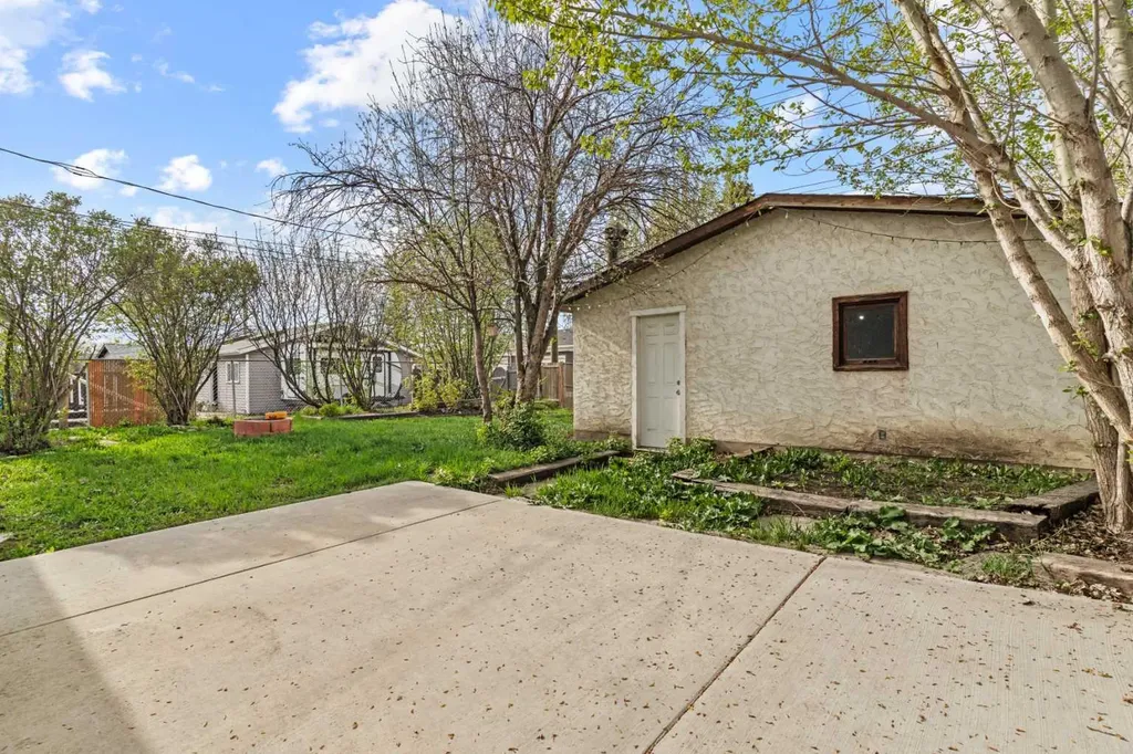 924 Pensdale Crescent SE Calgary AB T2A 2G1