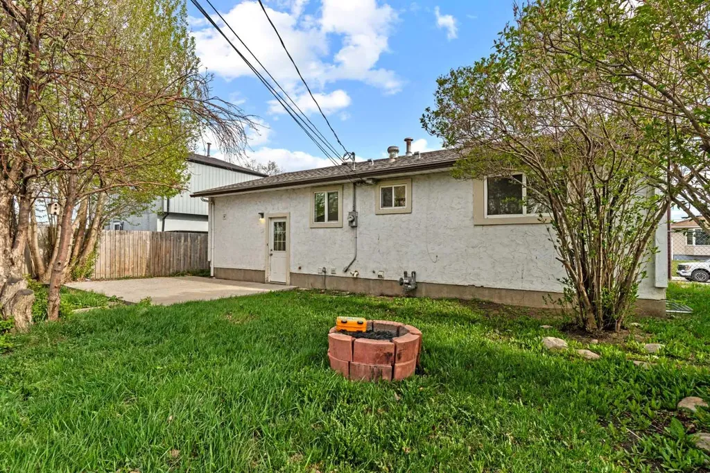 924 Pensdale Crescent SE Calgary AB T2A 2G1