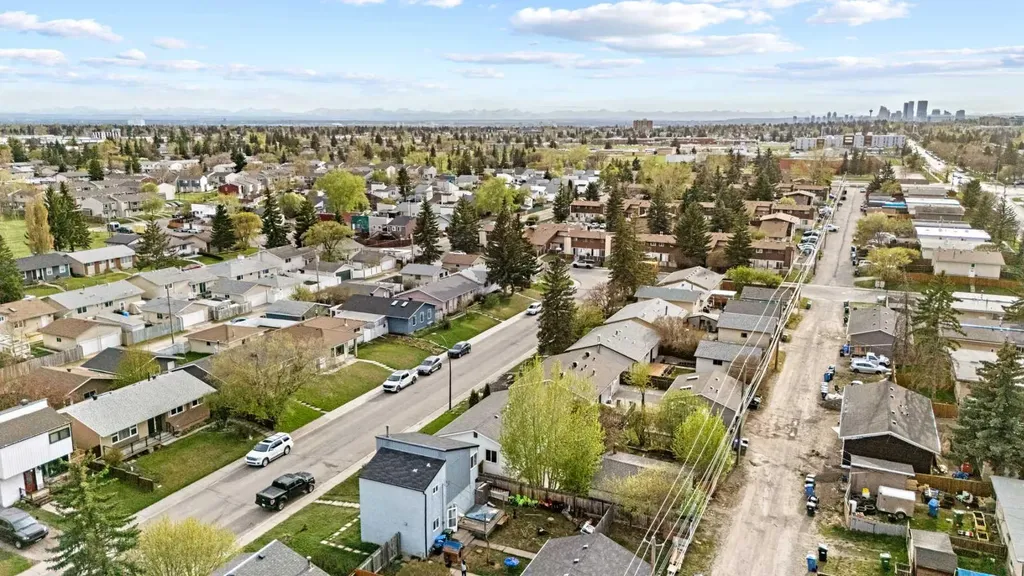 924 Pensdale Crescent SE Calgary AB T2A 2G1