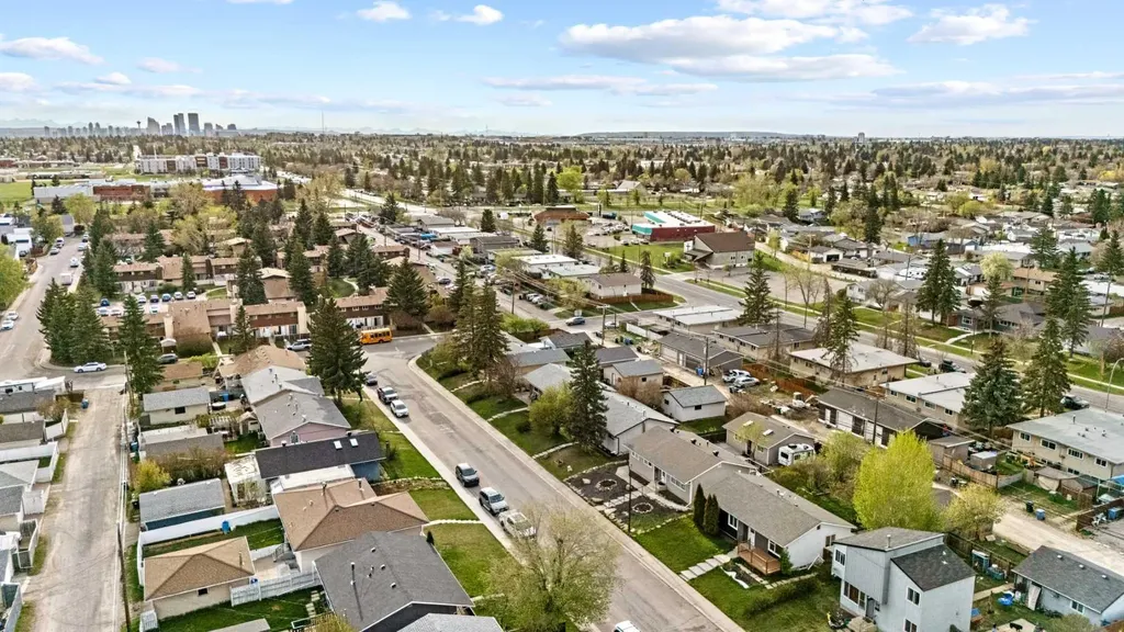 924 Pensdale Crescent SE Calgary AB T2A 2G1