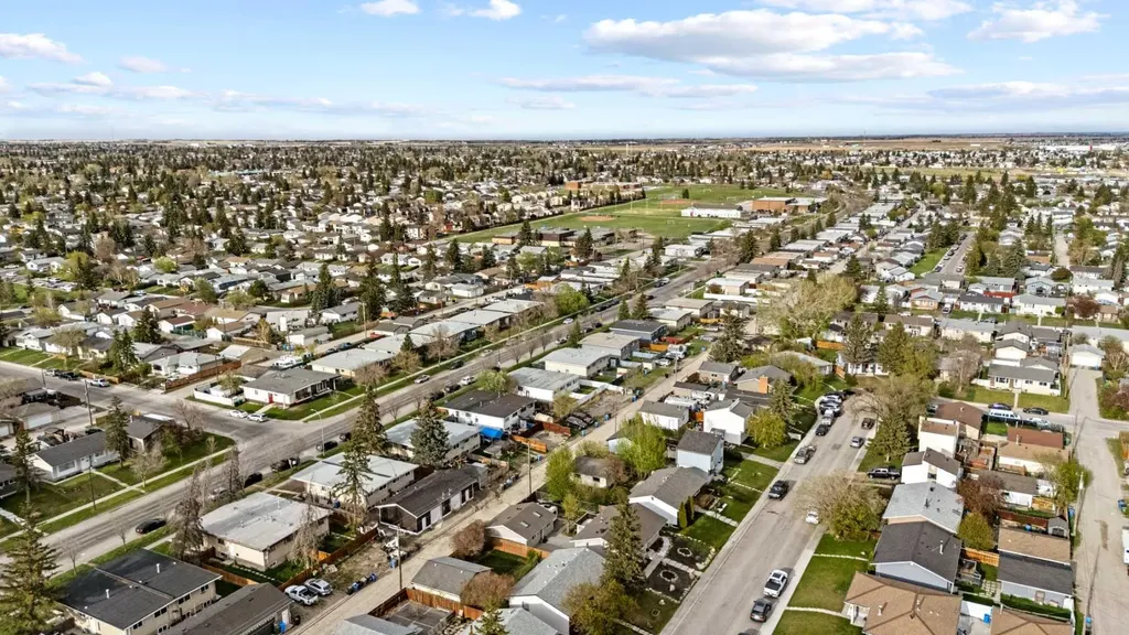 924 Pensdale Crescent SE Calgary AB T2A 2G1