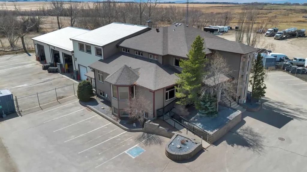 114 & 118 Canal Garden Strathmore AB T1P 1Y4