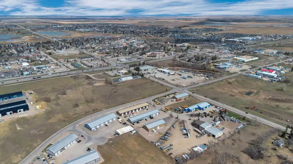 114 & 118 Canal Garden Strathmore AB T1P 1Y4