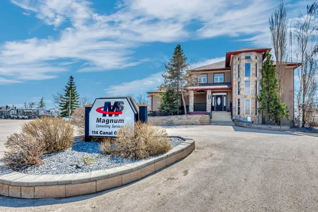 114 & 118 Canal Garden Strathmore AB T1P 1Y4