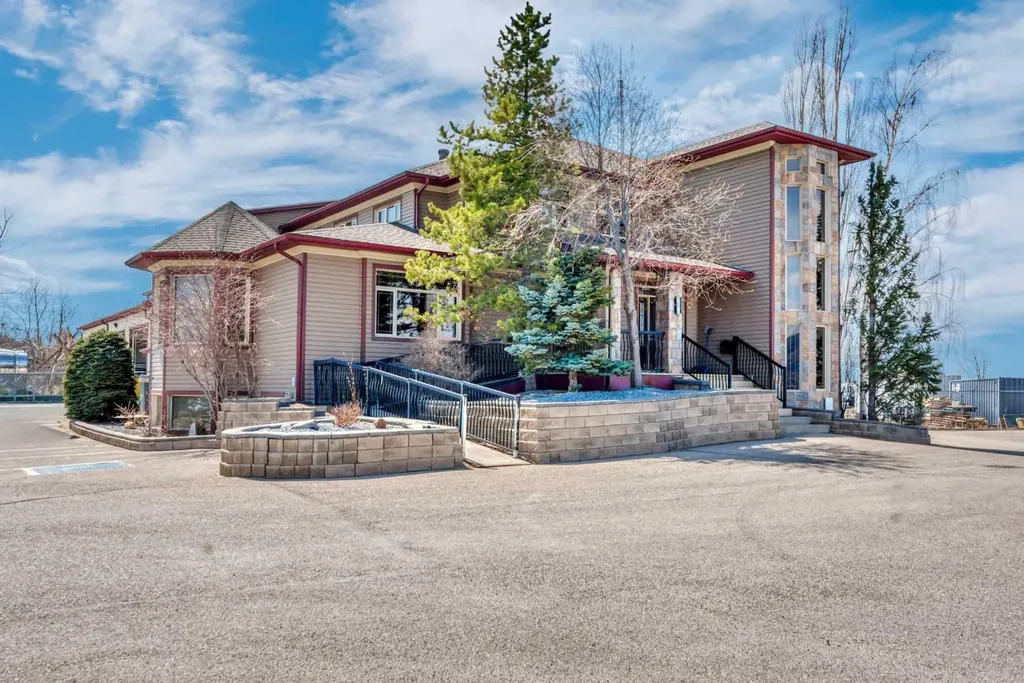 114 & 118 Canal Garden Strathmore AB T1P 1Y4