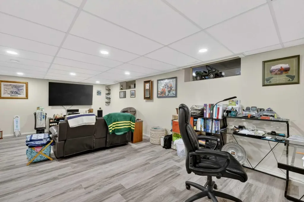 4366 54a Avenue Close Innisfail AB T4G 1X5