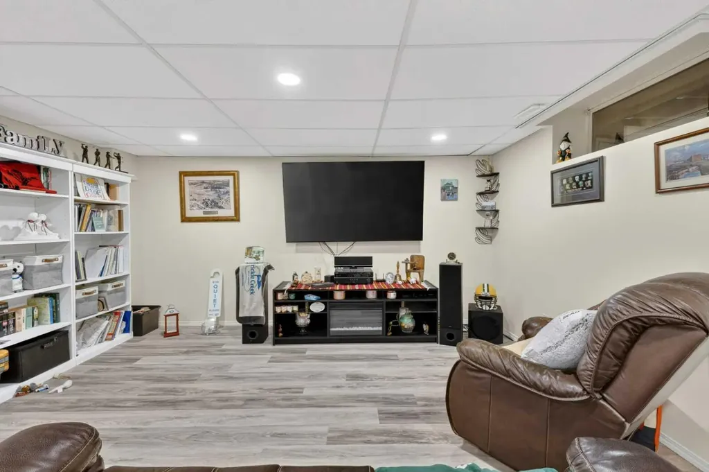 4366 54a Avenue Close Innisfail AB T4G 1X5