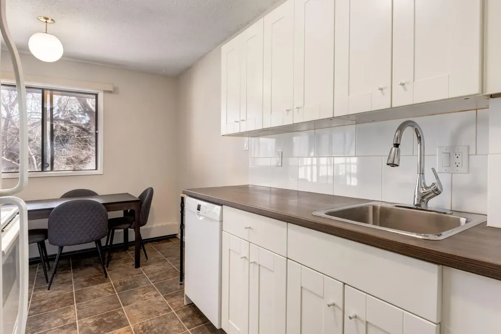 3519 49 Street NW Calgary AB T3A 2C7