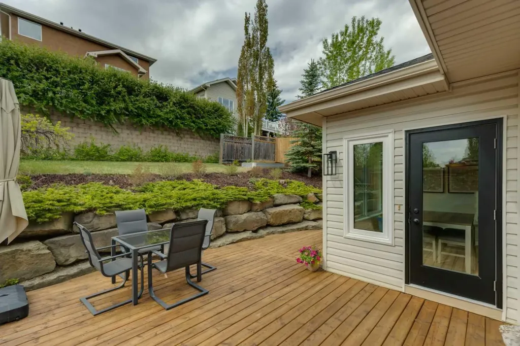 15 Valley Stream Manor NW Calgary AB T3B5V9