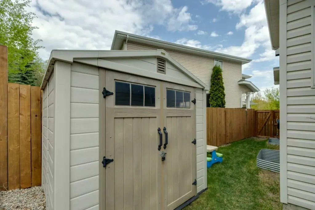 15 Valley Stream Manor NW Calgary AB T3B5V9