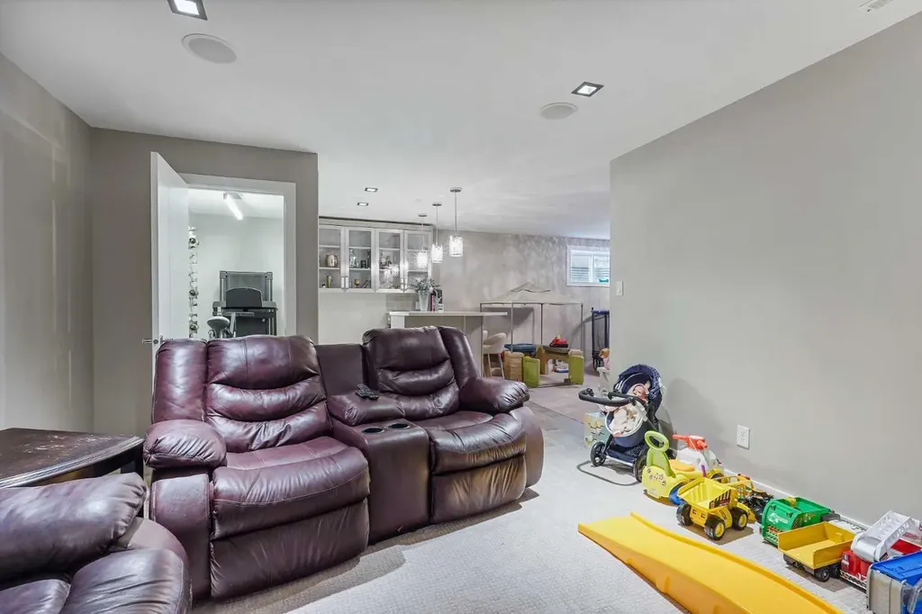 1544 Coalbanks Boulevard W Lethbridge AB T1J 5H7