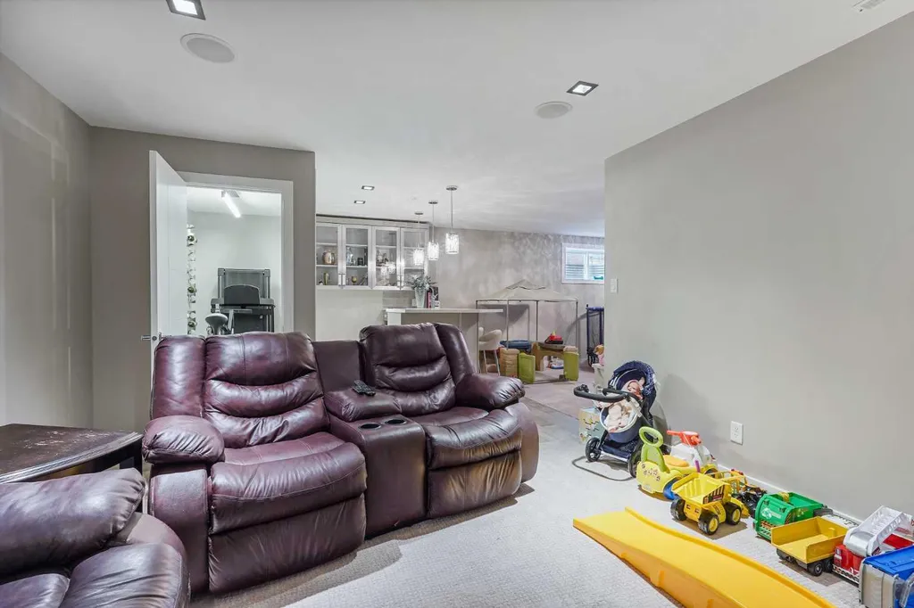1544 Coalbanks Boulevard W Lethbridge AB T1J 5H7