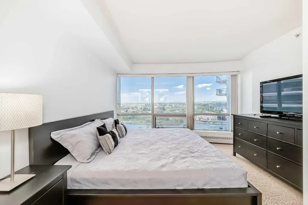 1078 6 Avenue SW Calgary AB T2P5N6