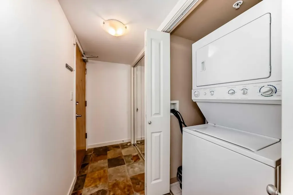 1078 6 Avenue SW Calgary AB T2P5N6