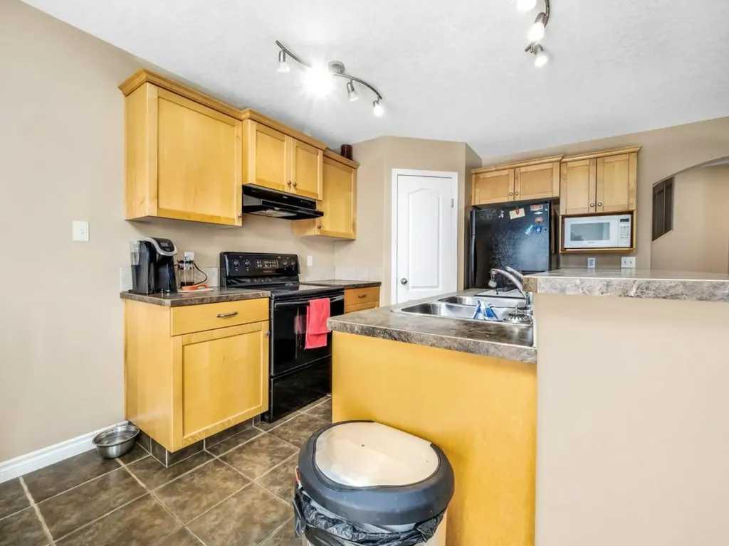 689 Blackfoot Terrace W Lethbridge AB T1K 7Y6