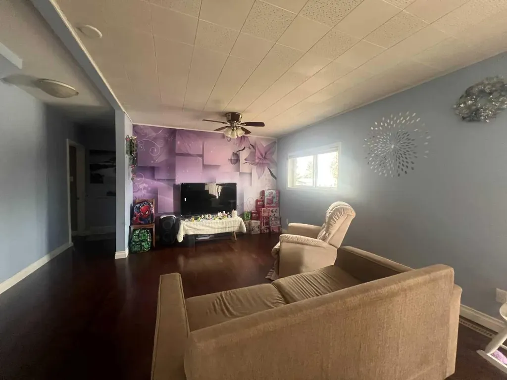 4238 5 Avenue Edson AB T7E 1A7