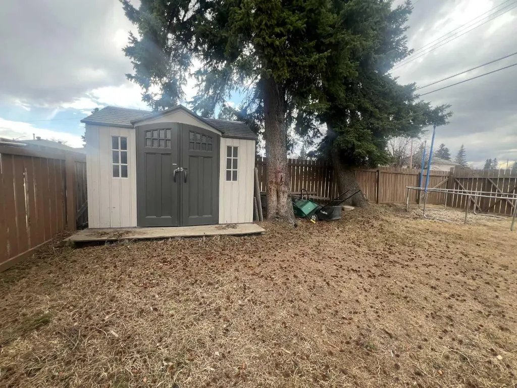 4238 5 Avenue Edson AB T7E 1A7