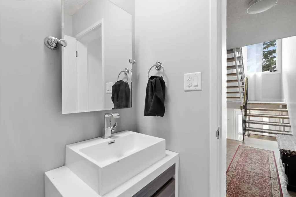 3130 66 Avenue SW Calgary AB T3E 5K8