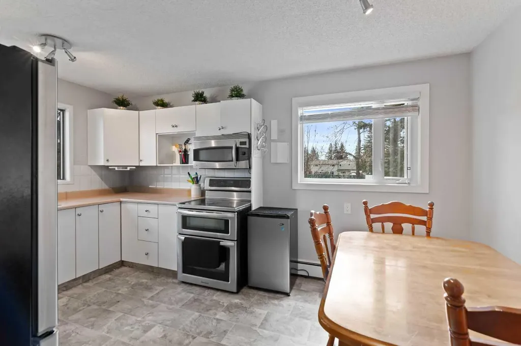 3130 66 Avenue SW Calgary AB T3E 5K8