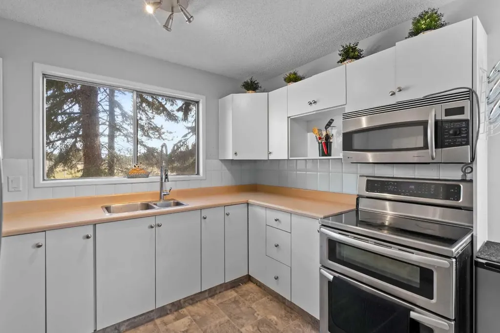 3130 66 Avenue SW Calgary AB T3E 5K8