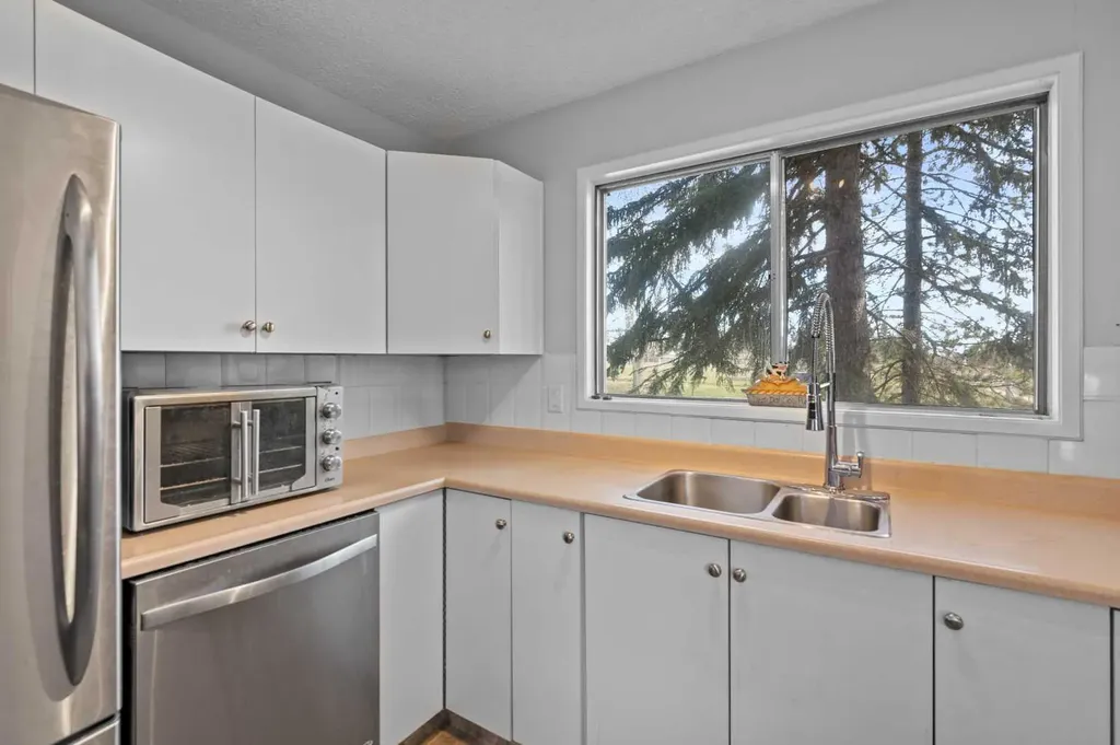 3130 66 Avenue SW Calgary AB T3E 5K8