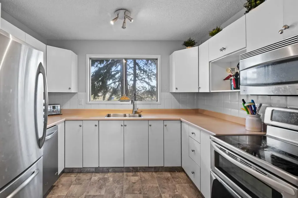 3130 66 Avenue SW Calgary AB T3E 5K8