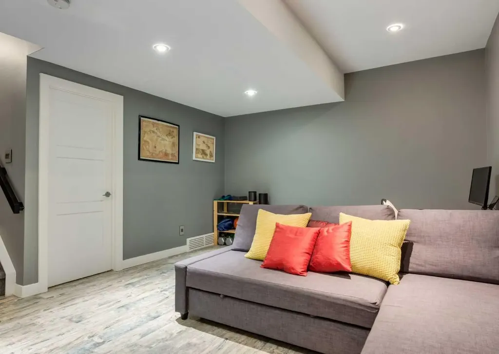 1938 33 Street SW Calgary AB T3E 2S5