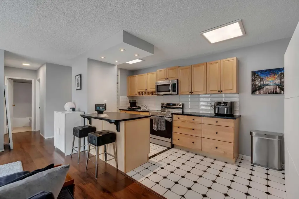 903 19 Avenue SW Calgary AB T2T 0H8