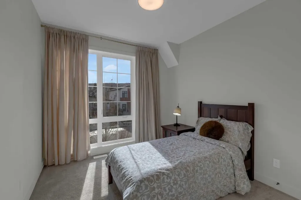 7712 36 Avenue NW Calgary AB T3B 1V3