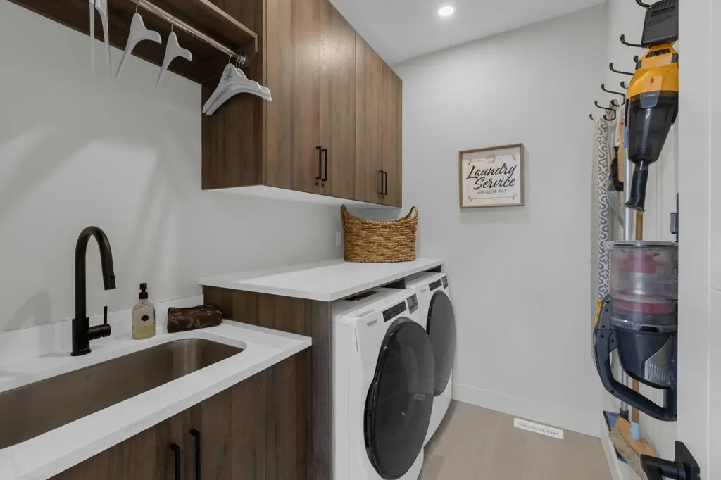 7712 36 Avenue NW Calgary AB T3B 1V3