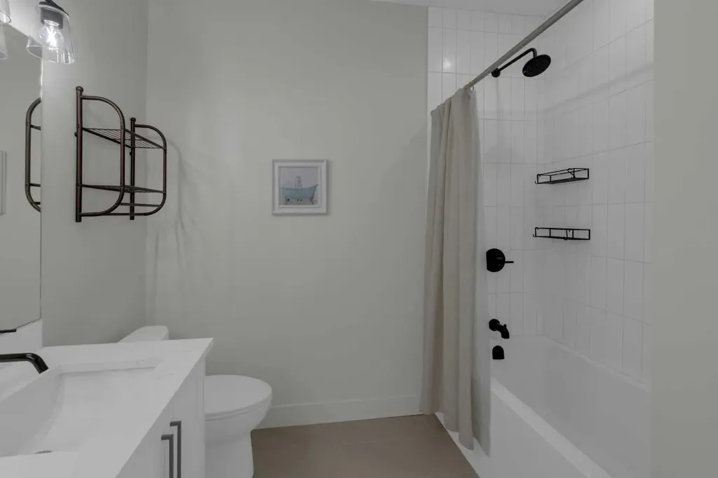 7712 36 Avenue NW Calgary AB T3B 1V3