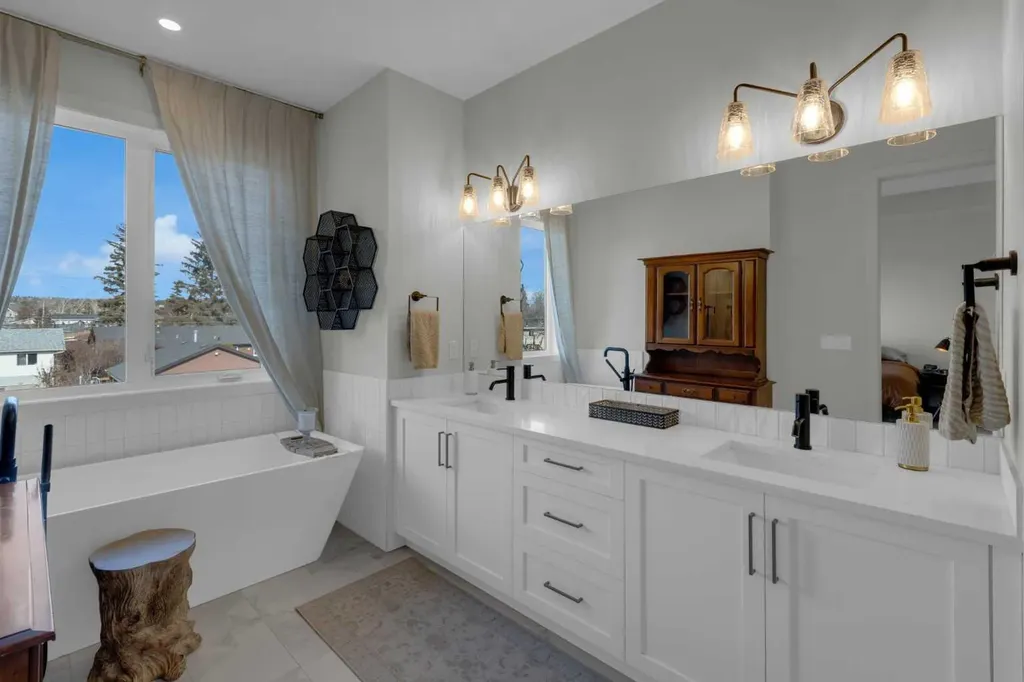 7712 36 Avenue NW Calgary AB T3B 1V3