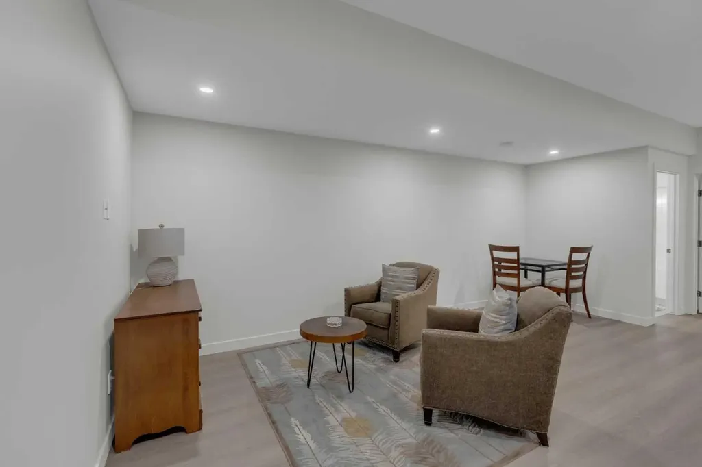 7712 36 Avenue NW Calgary AB T3B 1V3