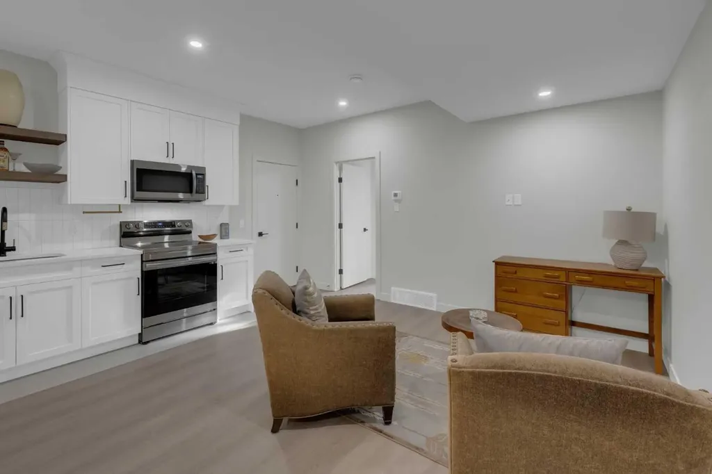 7712 36 Avenue NW Calgary AB T3B 1V3