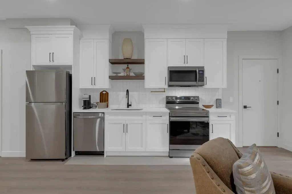 7712 36 Avenue NW Calgary AB T3B 1V3